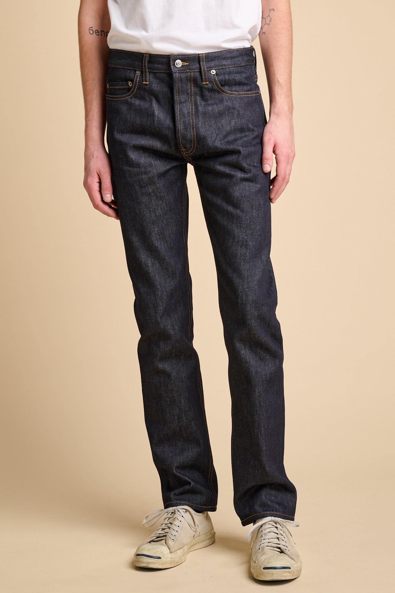 Man wearing straight cut jeans in indigo.