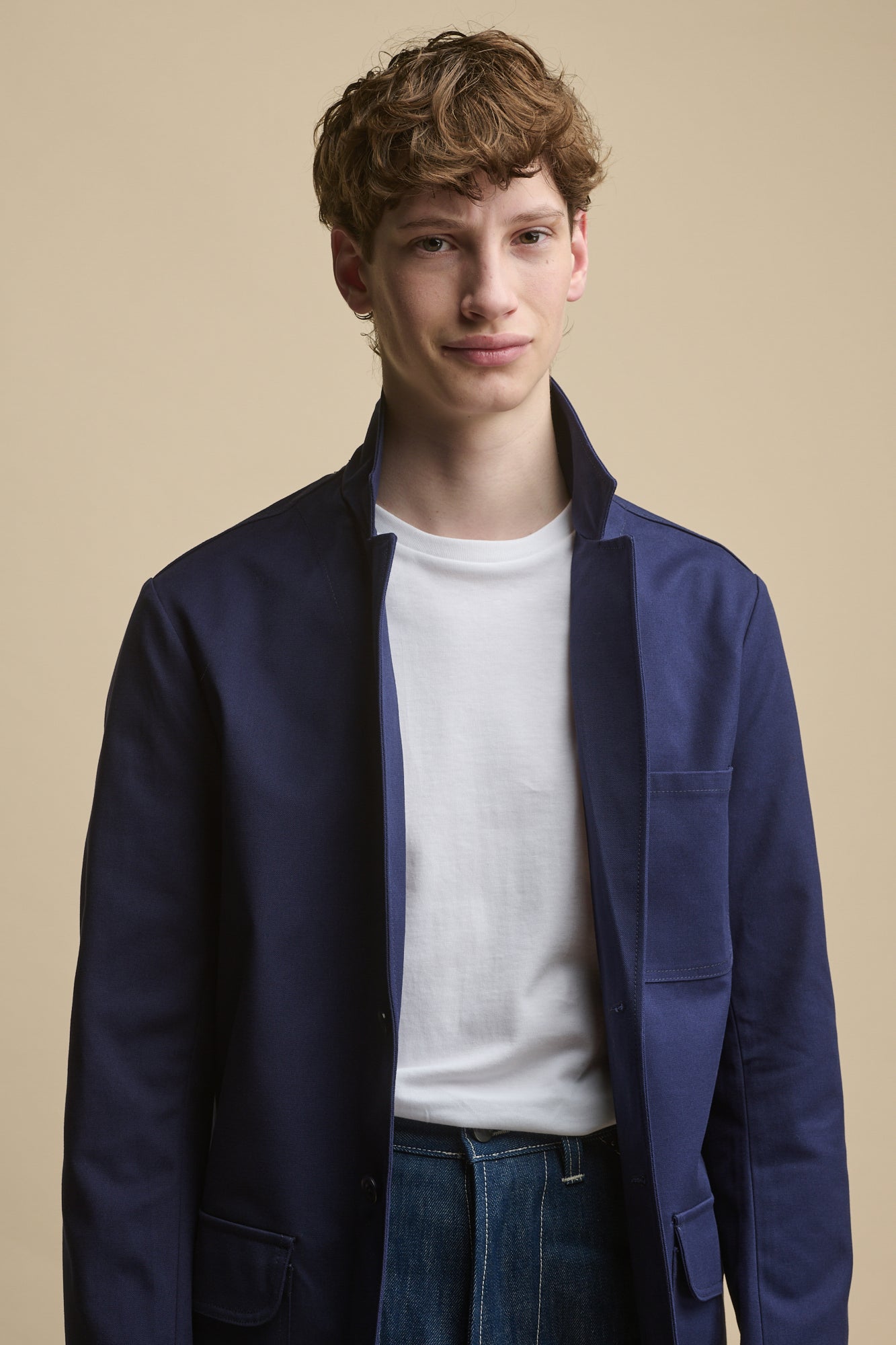 male wearing Men's James Single Breasted Blazer in Navy with collar up, worn over white t shirt